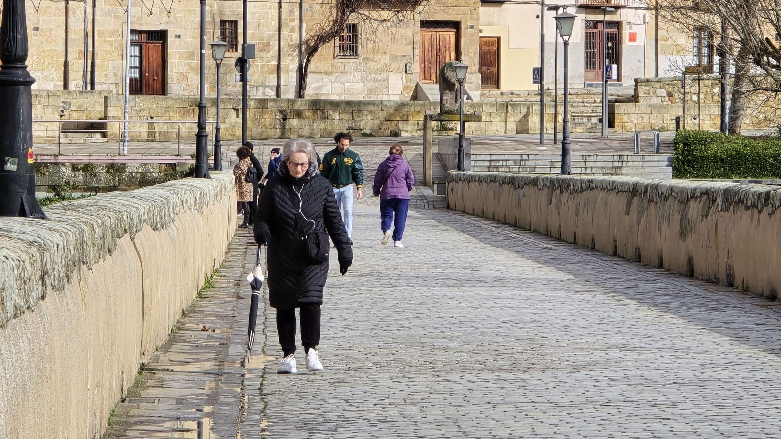 Gente paseando por el Puente Romano
