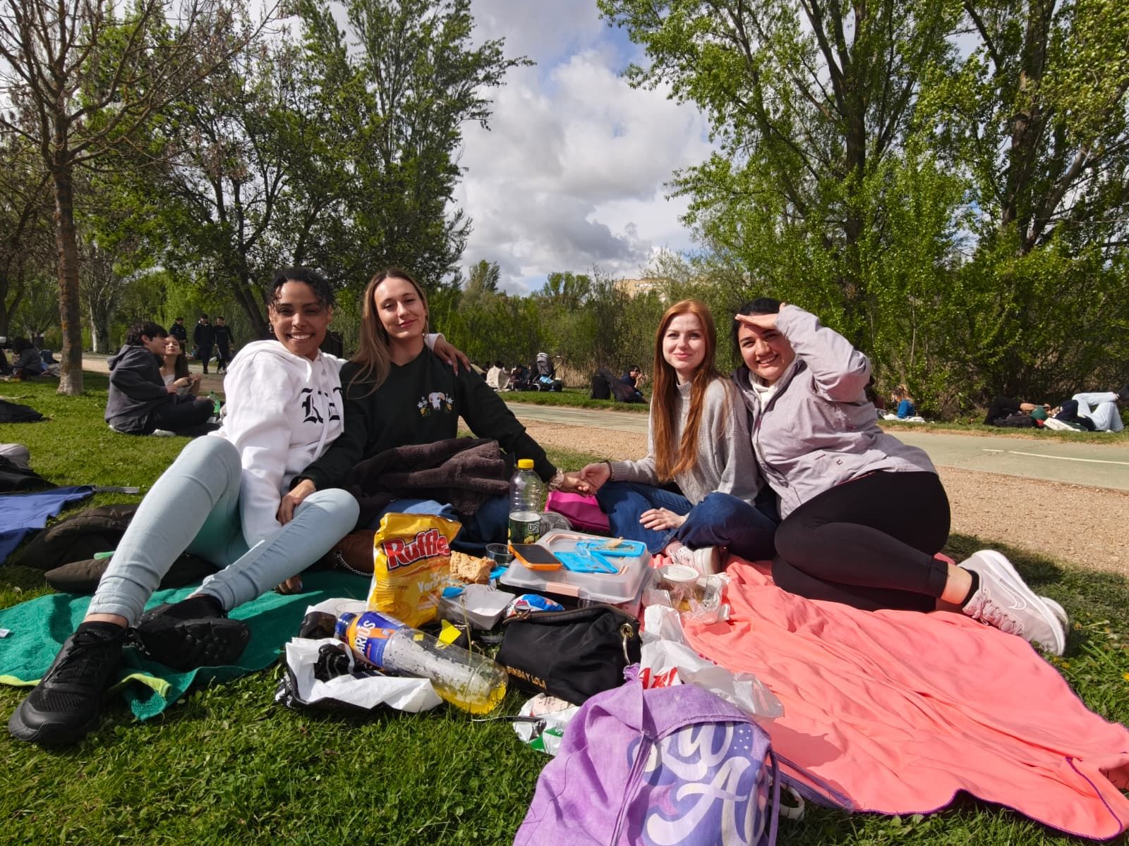 Un multitudinario Lunes de Aguas en Salamanca llena la ribera del Tormes