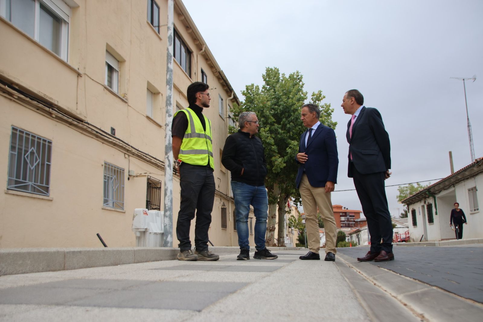 El alcalde de Salamanca, Carlos García Carbayo, visita las obras de urbanización del barrio La Vega