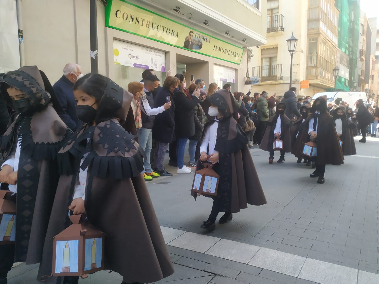 los-escolares-de-la-medalla-milagrosa-sacan-la-semana-santa-a-la-calle-22