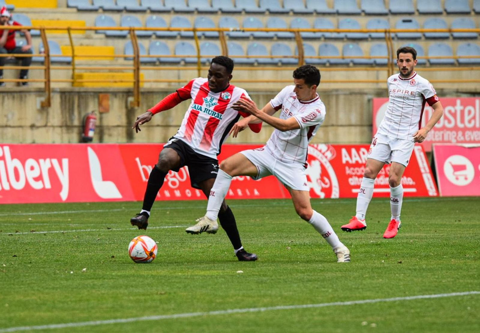 Dongou trata de zafarse de un rival