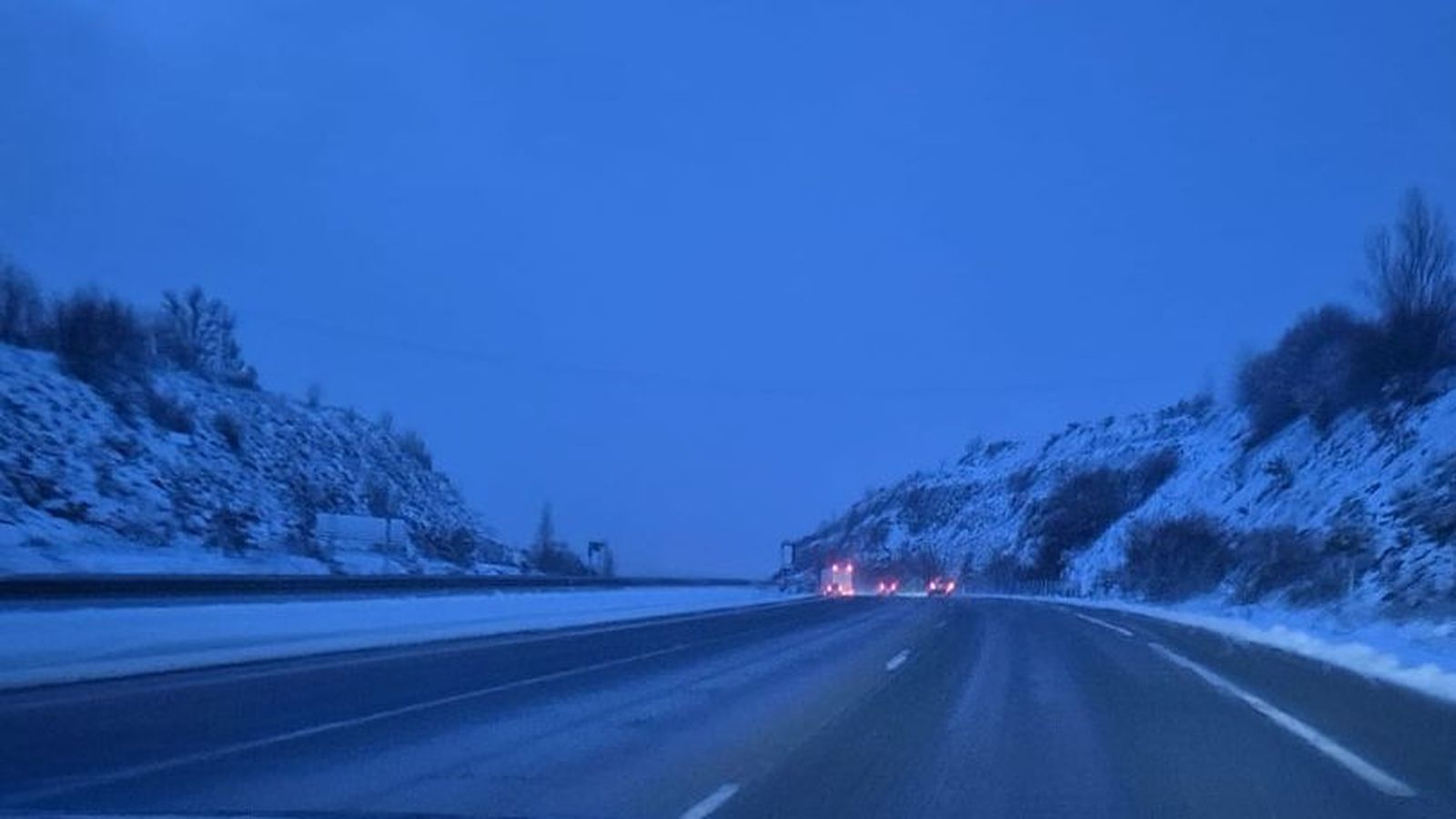 La nieve tiñe de blanco el Puerto de Vallejera