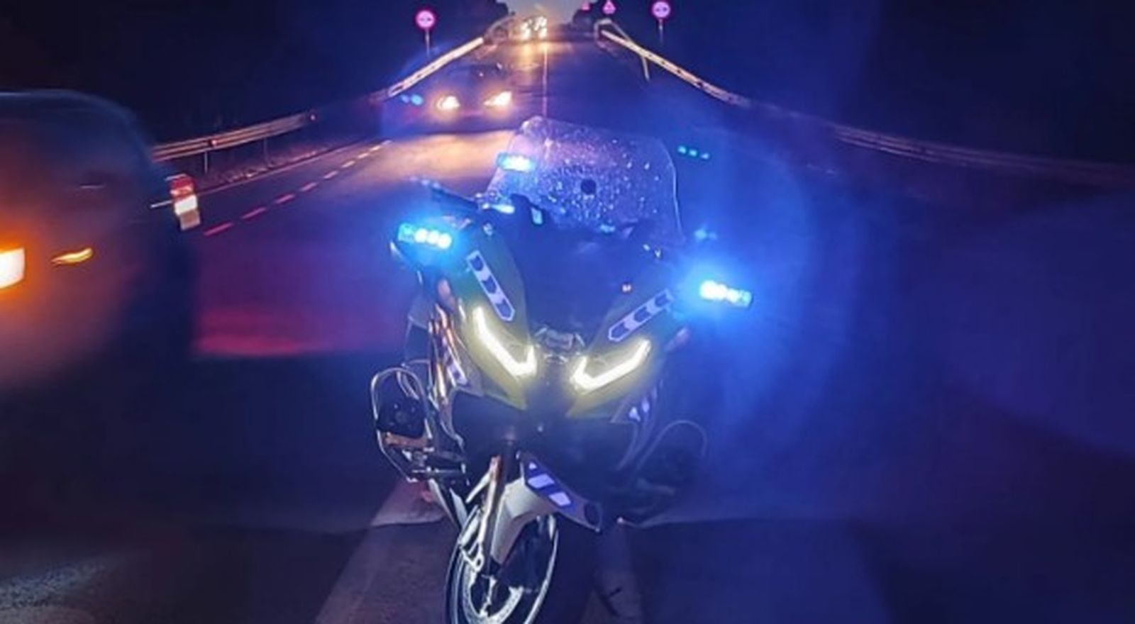 Una moto de la Guardia Civil en el lugar del incidente