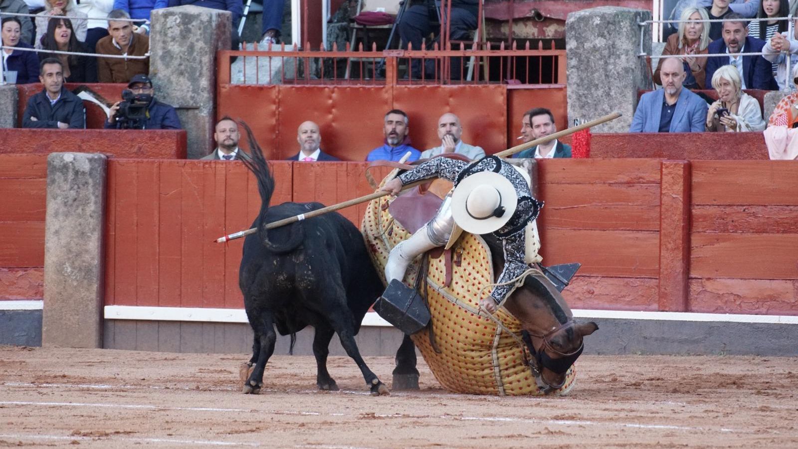 El picador Aurelio Cruz derribado en el cuarto toro de la tarde