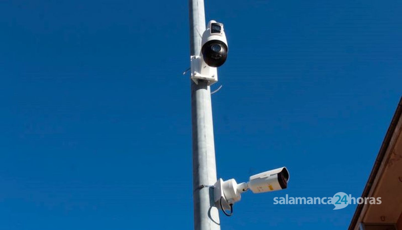 Cámaras de vigilancia en la plaza del Maestro Luna, barrio de San José por las carreras ilegales. Foto S24H Cámaras de vigilancia en la plaza del Maestro Luna, barrio de San José por las carreras ilegales. Foto S24H
