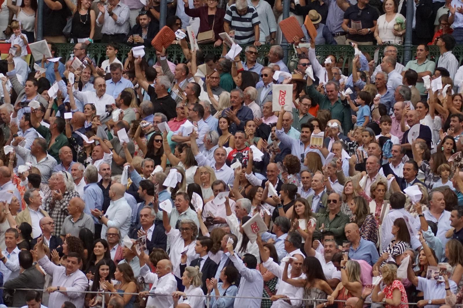Gran ambiente en La Glorieta para la tarde de toros de Morante de la Puebla, Ismael Martín y Marco Pérez