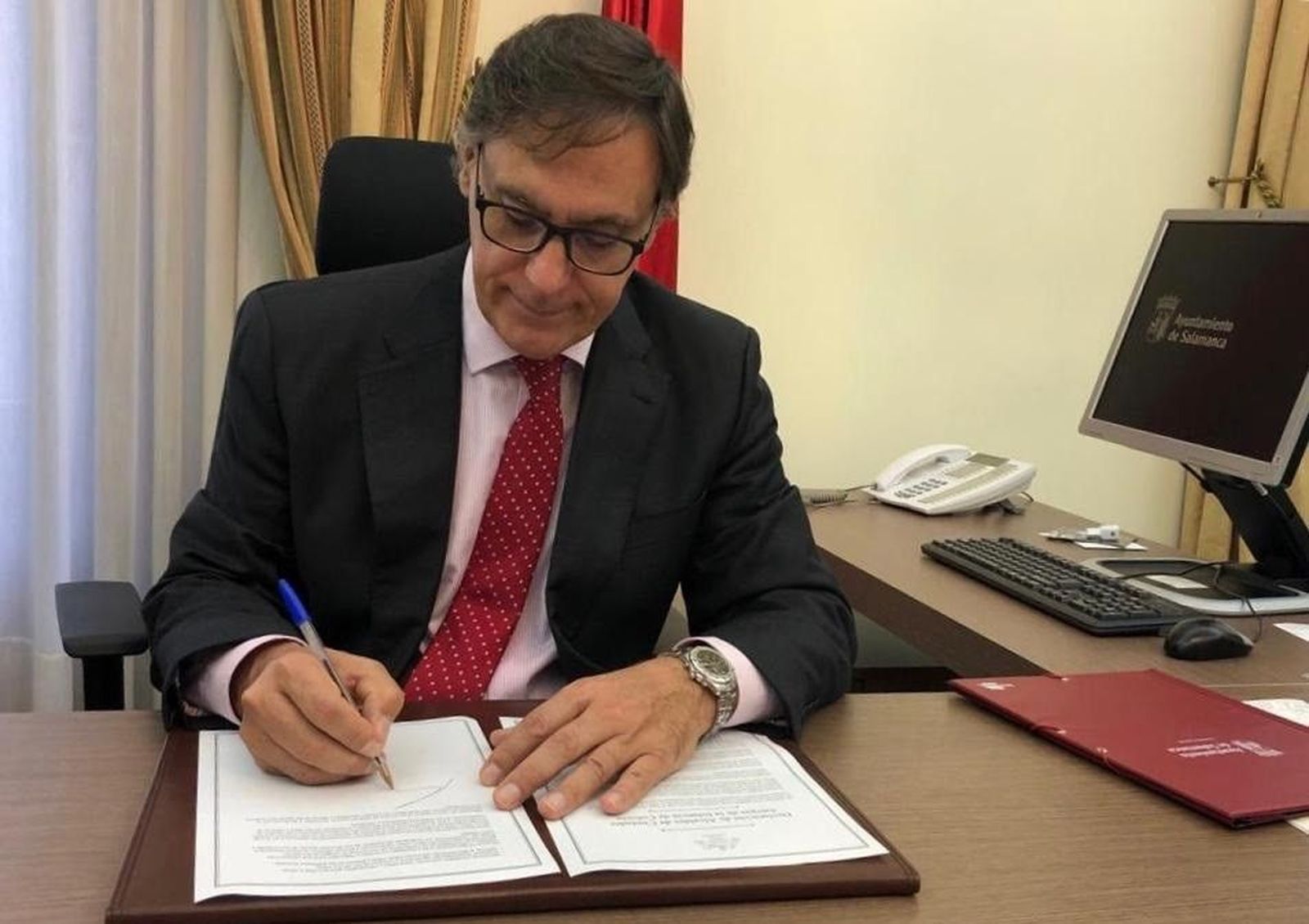 Carlos Garcia Carbayo firma Día Infancia