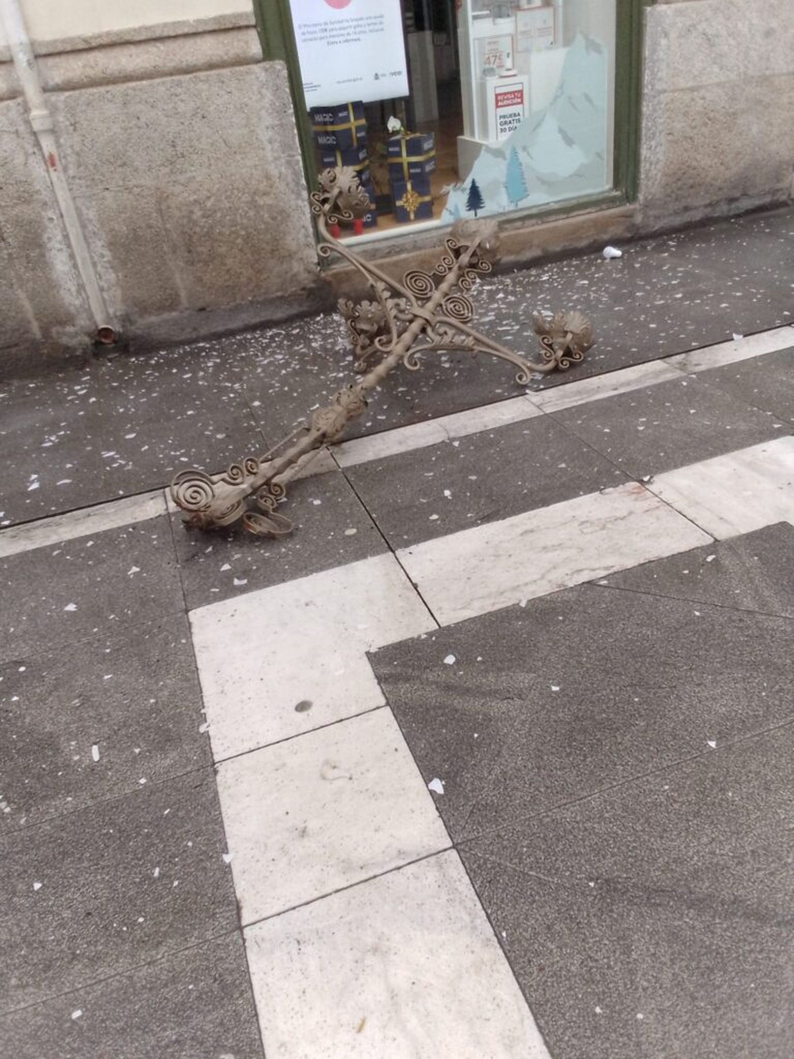 La farola de la fachada del Casino que se ha desprendido por efecto del viento
