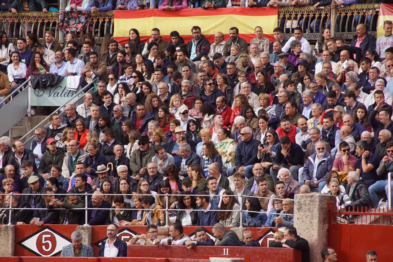 GALERÍA | Resumen fotográfico del ambiente en los tendidos de La Glorieta durante la corrida concurso de despedida de López Chaves y El Juli. Foto Juanes
