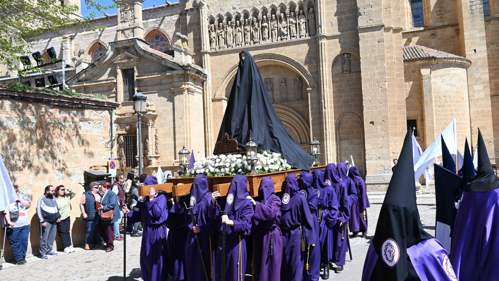 Encuentro de Jesús Resucitado con la Virgen en la procesión de la Pascua de Resurrección en Ciudad Rodrigo