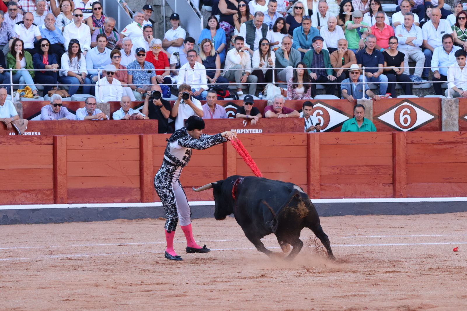 La Glorieta revive el aroma de la feria taurina con el primer festejo: Lea Vicens, Raquel Martín y Olga Casado