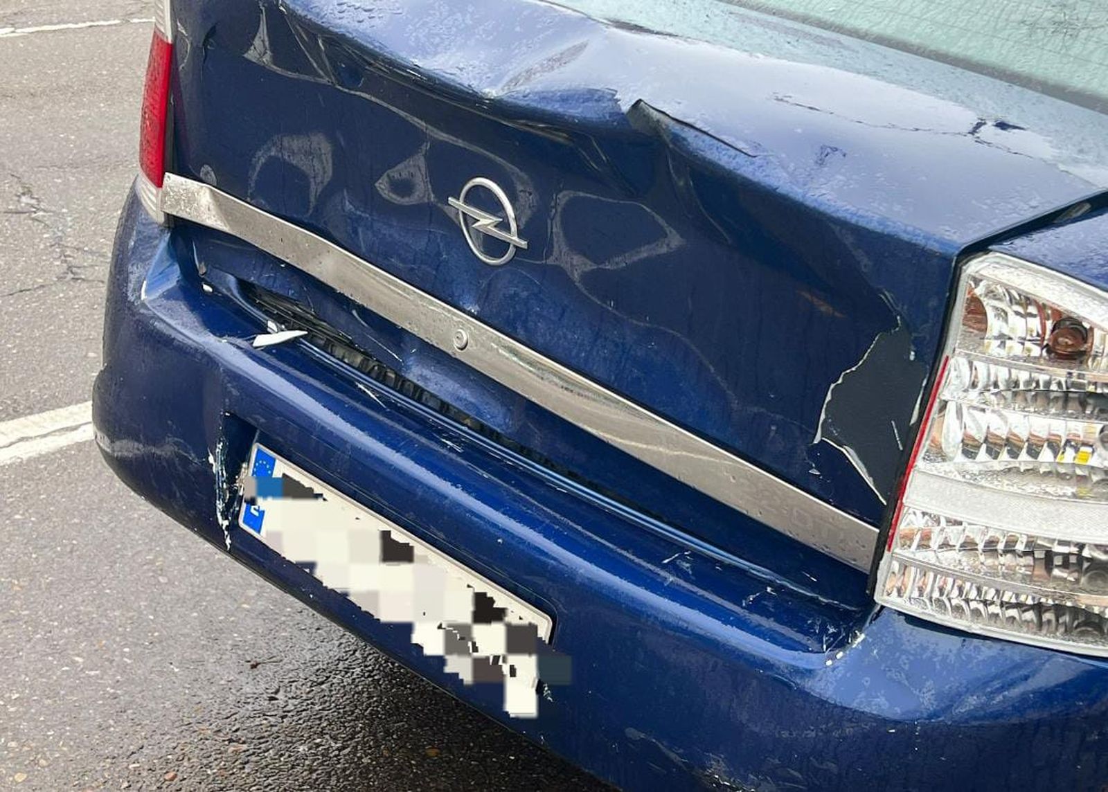 Colisión por alcance entre un turismo y una furgoneta en el Paseo de San Vicente