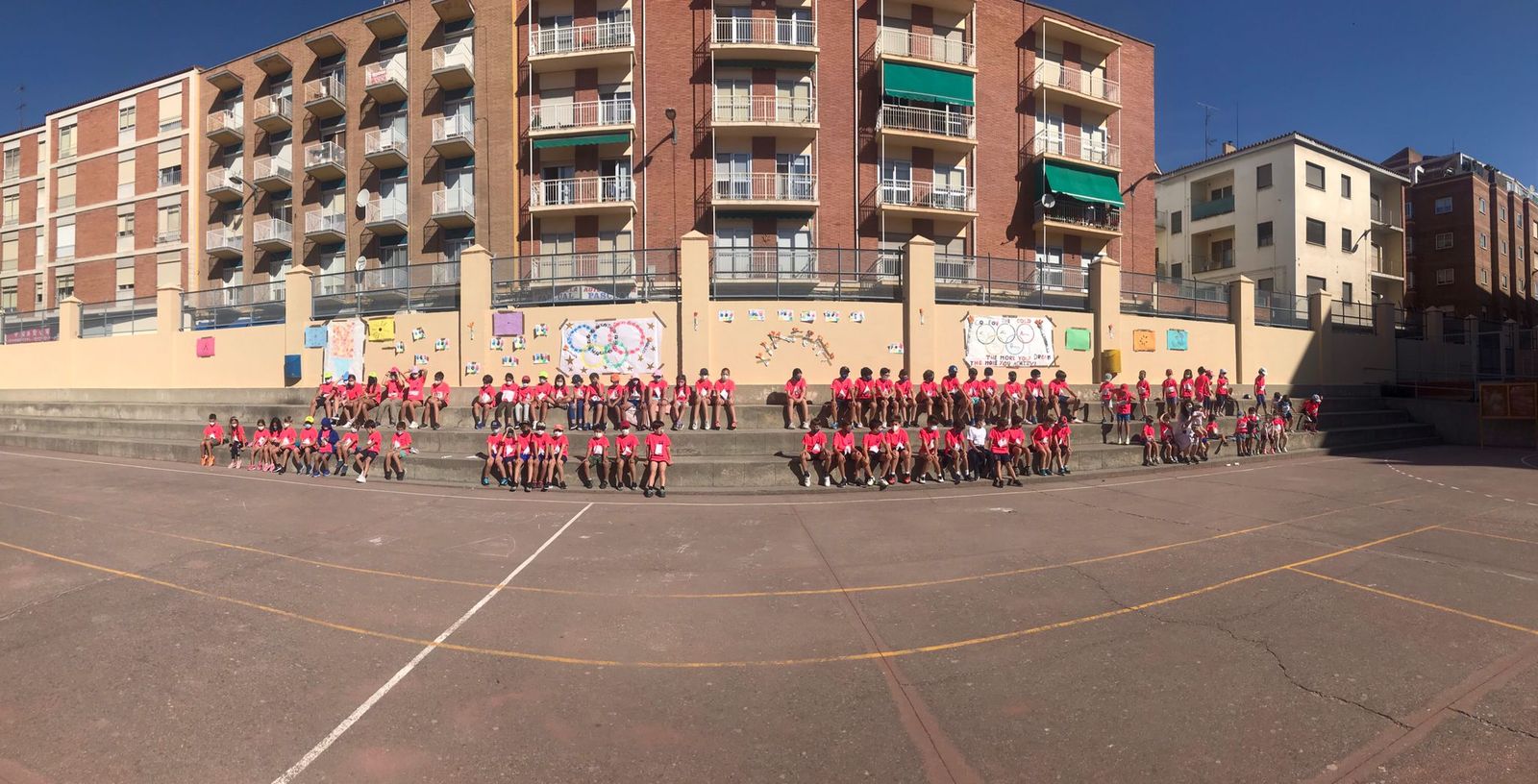 participantes-del-sammercamp-en-el-patio