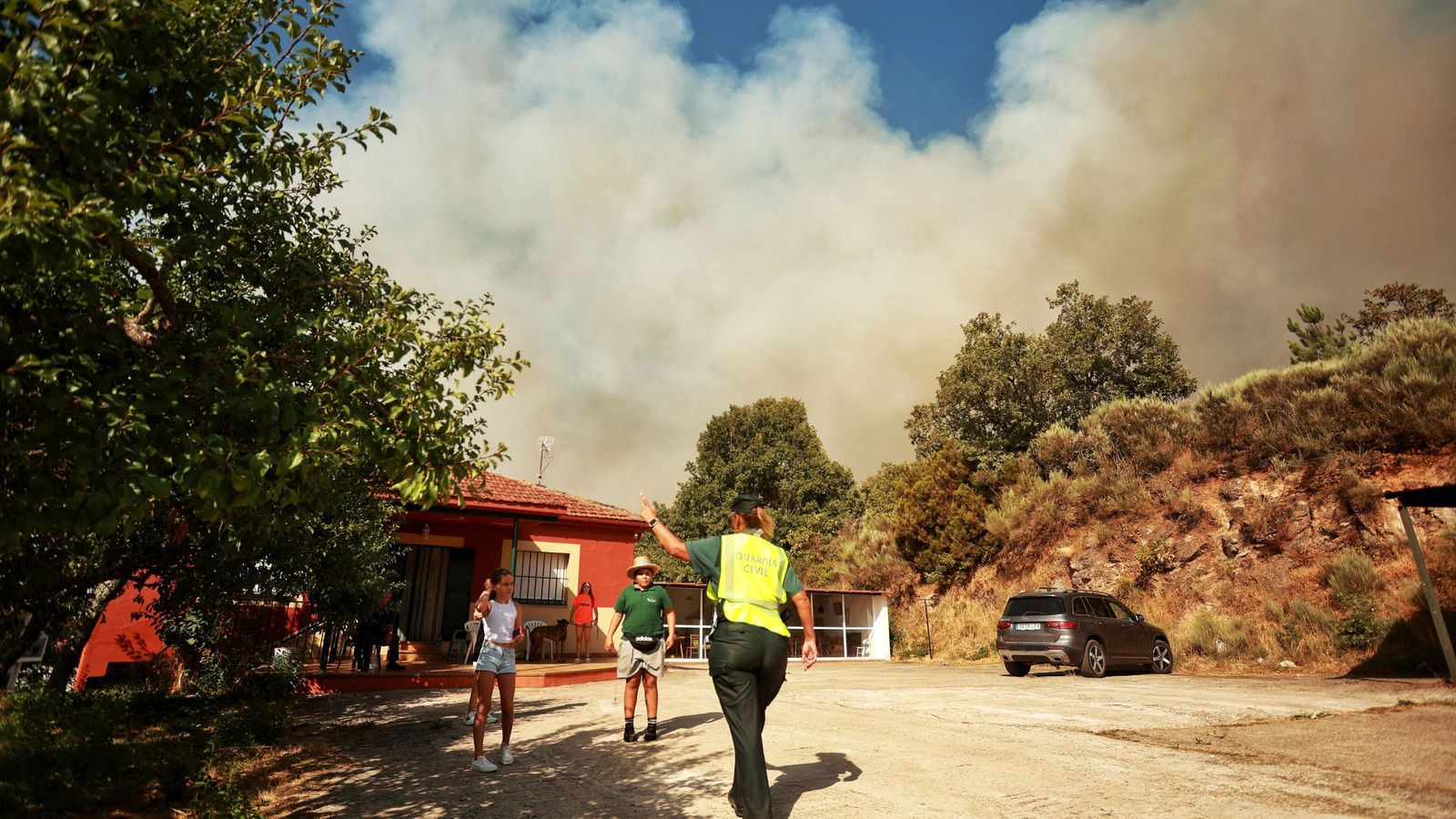 Desalojan a los vecinos de El Payo por el incendio. ICAL José Vicente (3).jpg