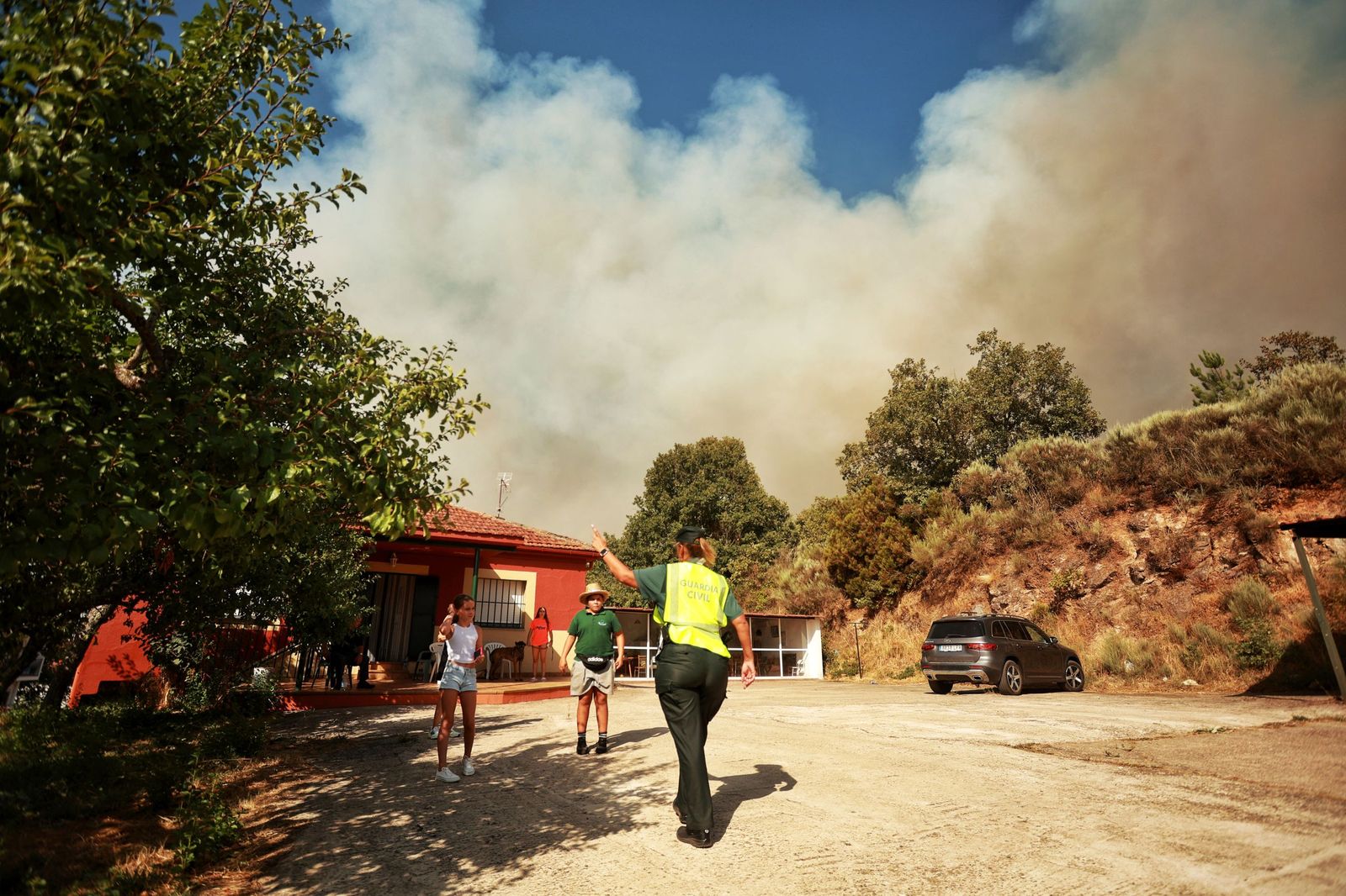 Desalojan a los vecinos de El Payo por el incendio. ICAL José Vicente (3).jpg