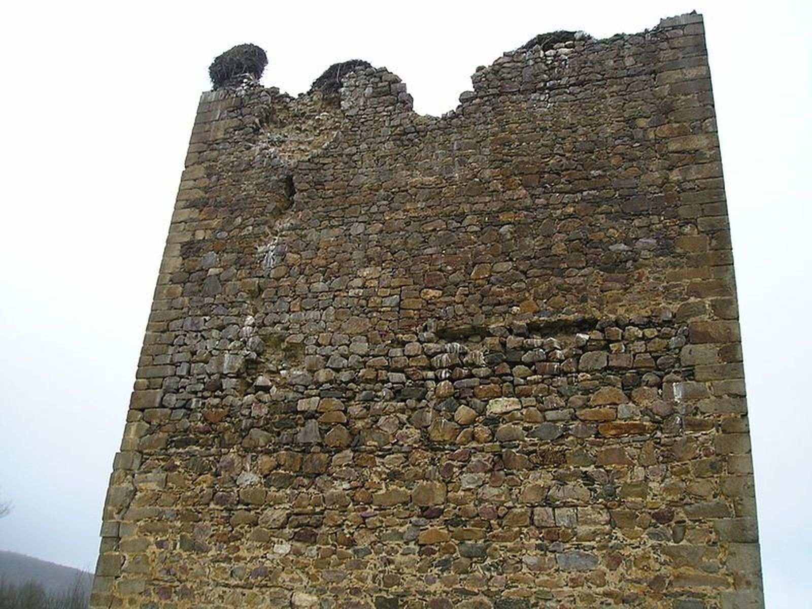 Castillo de Tamames, con daños visibles.
