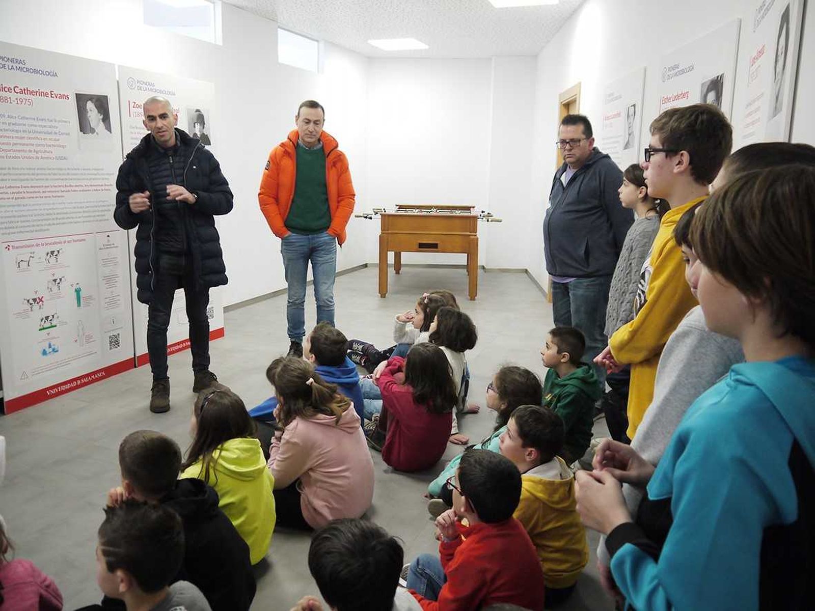 Carbajosa acoge una exposición sobre la aportación femenina a la historia de la microbiología