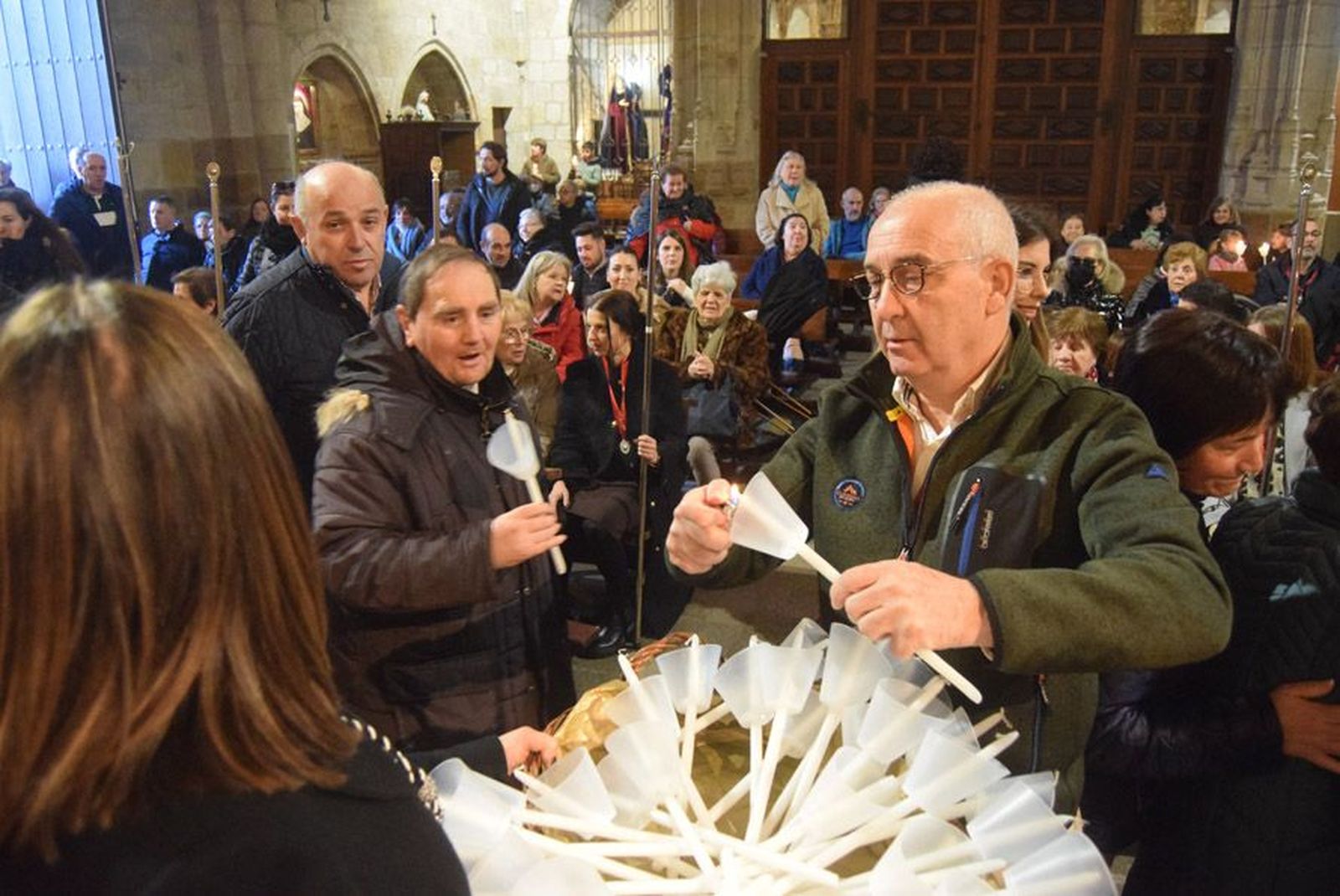 las-candelas-vuelven-a-unir-la-iglesia-de-san-juan-con-la-de-san-vicente-5