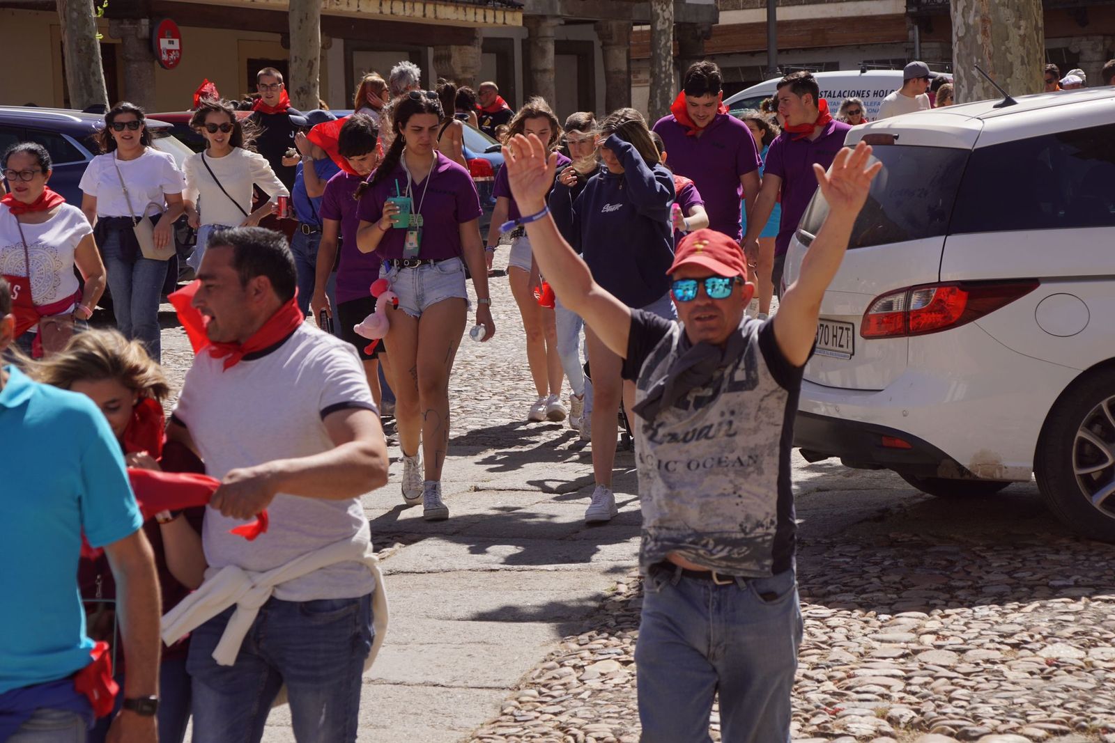 ledesma-calienta-motores-para-los-espantos-con-el-reparto-de-panuelos-y-la-salida-de-los-toros-del-prao-de-la-villa-39