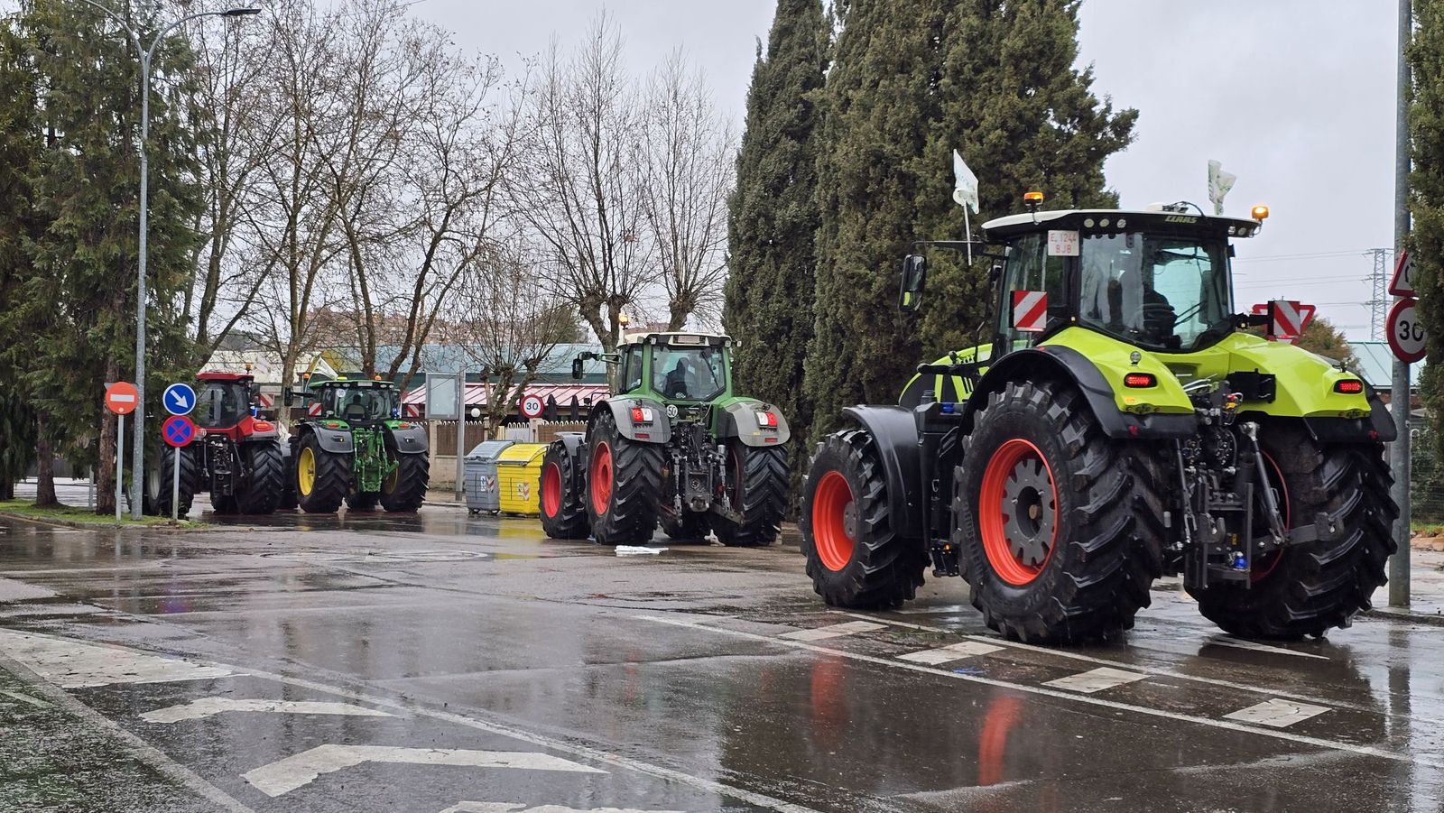 En imágenes la marcha con tractores y vehículos de campo en Salamanca en protesta contra Mercosur