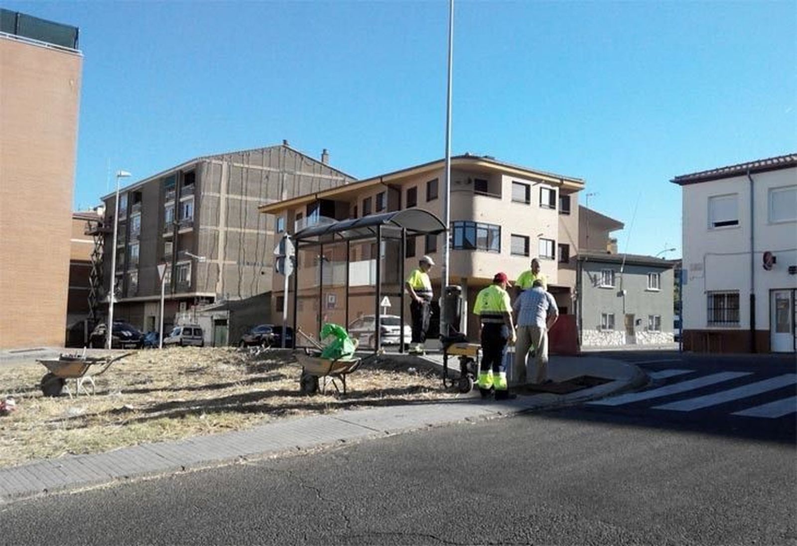 Los trabajadores del Plan Emplea rebajan las aceras en la calle Carretera de la Hiniesta
