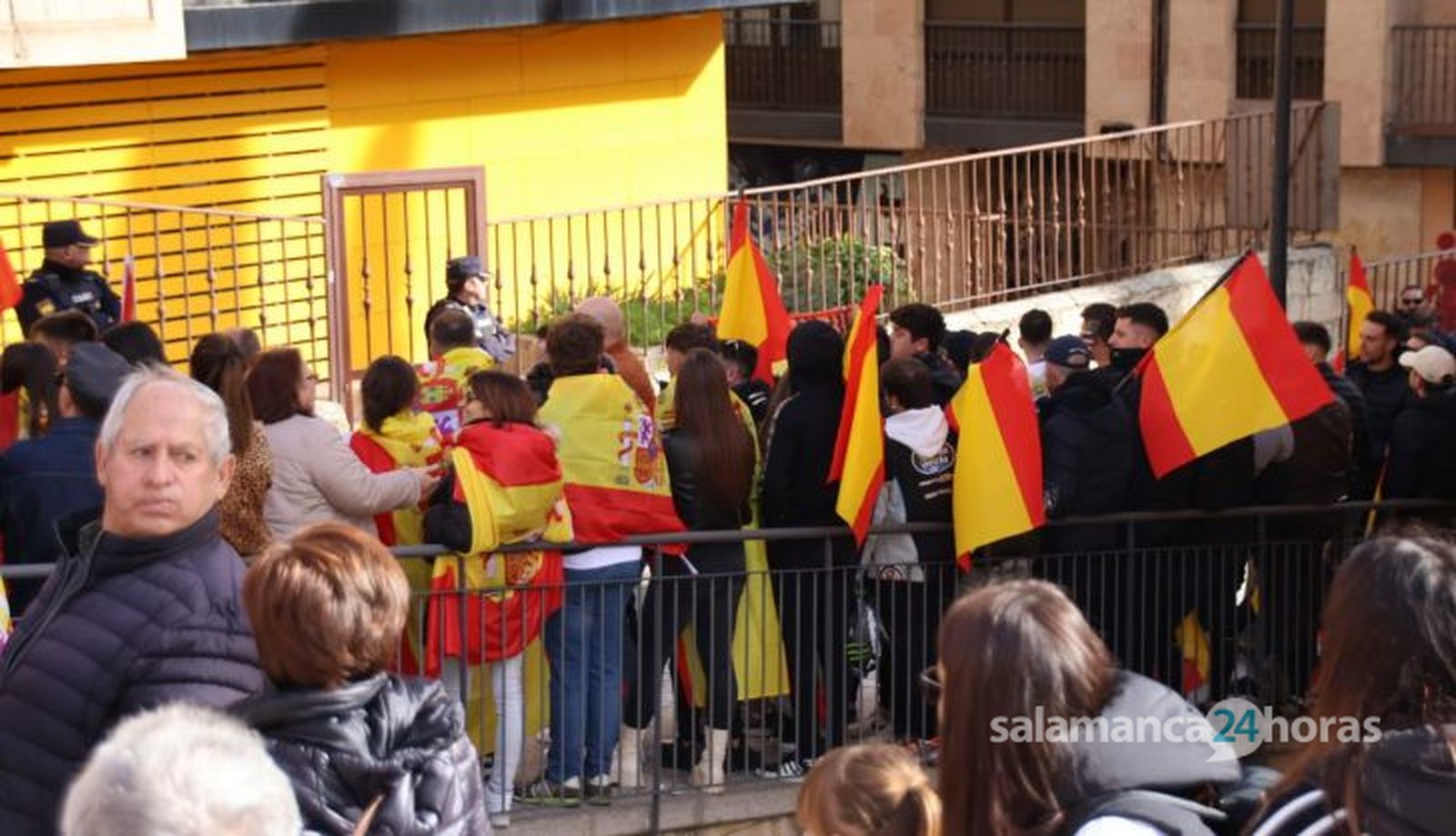 Miles de manifestantes se trasladan hasta la sede del PSOE para continuar las protestas contra los socialistas y la amnistía tras la manifestación del PP. Fotos Andrea M (18) Miles de manifestantes se trasladan hasta la sede del PSOE para continuar las protestas contra los socialistas y la amnistía tras la manifestación del PP. Fotos Andrea M (18)