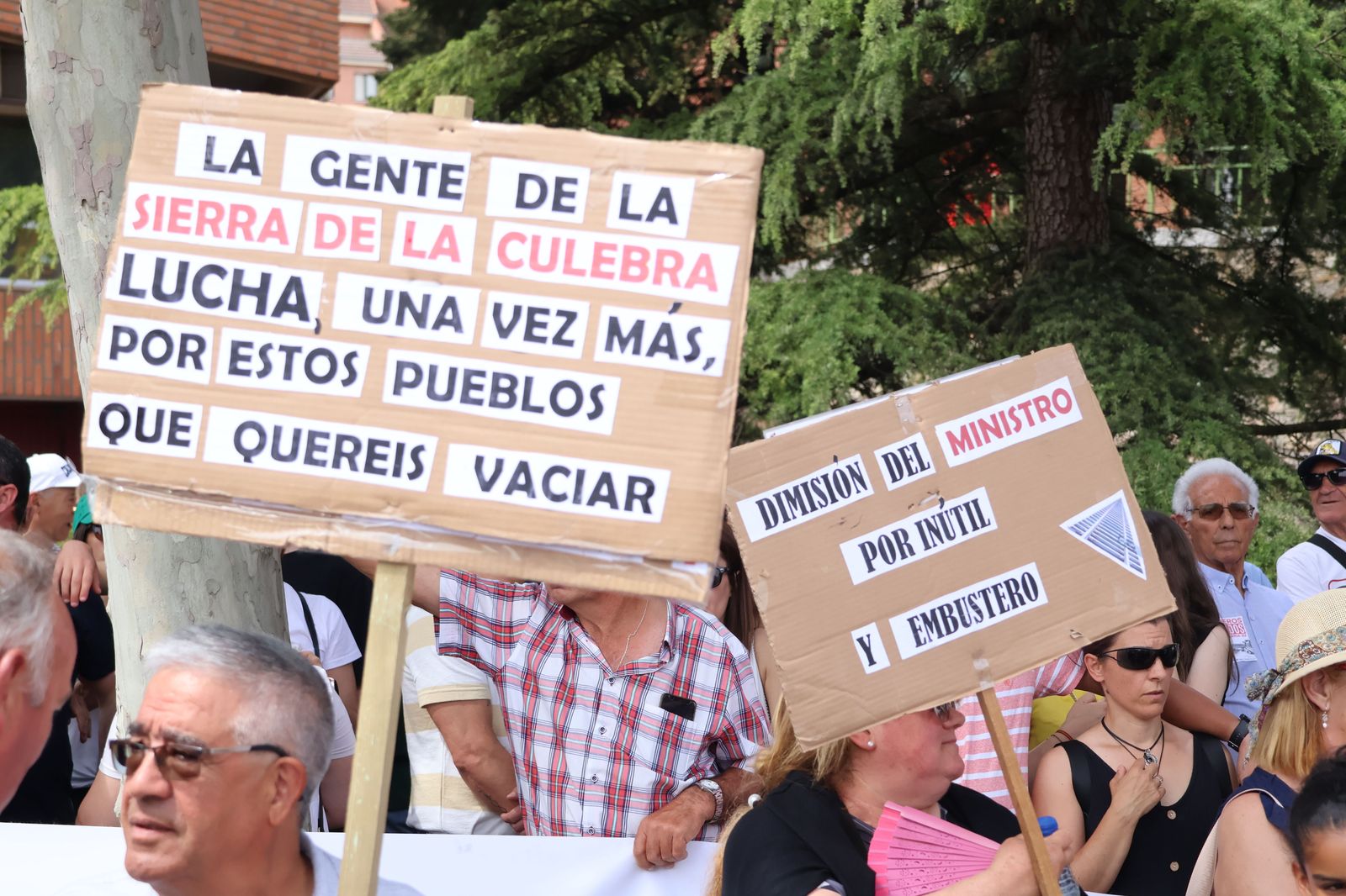 manifestacion-contra-la-perida-de-servicios-de-ave-37