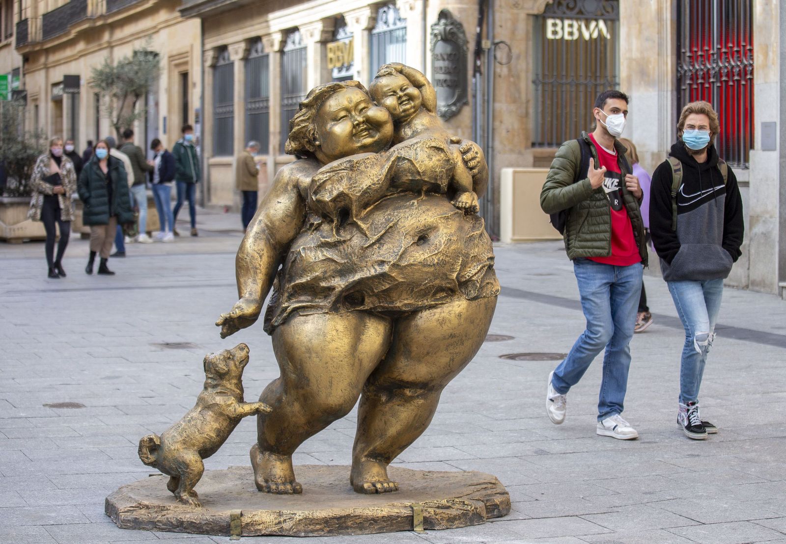 Peatones pasan ante una de las nuevas estatuas del artista chino Xu Hongfei instaladas en la plaza del Liceo. | FOTO: ICAL
