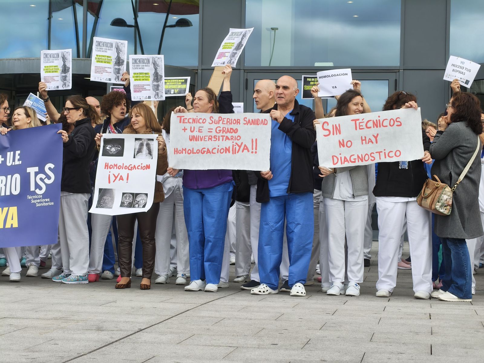 Protestas de los Técnicos Superiores Sanitarios a las puertas del hospital de Salamanca