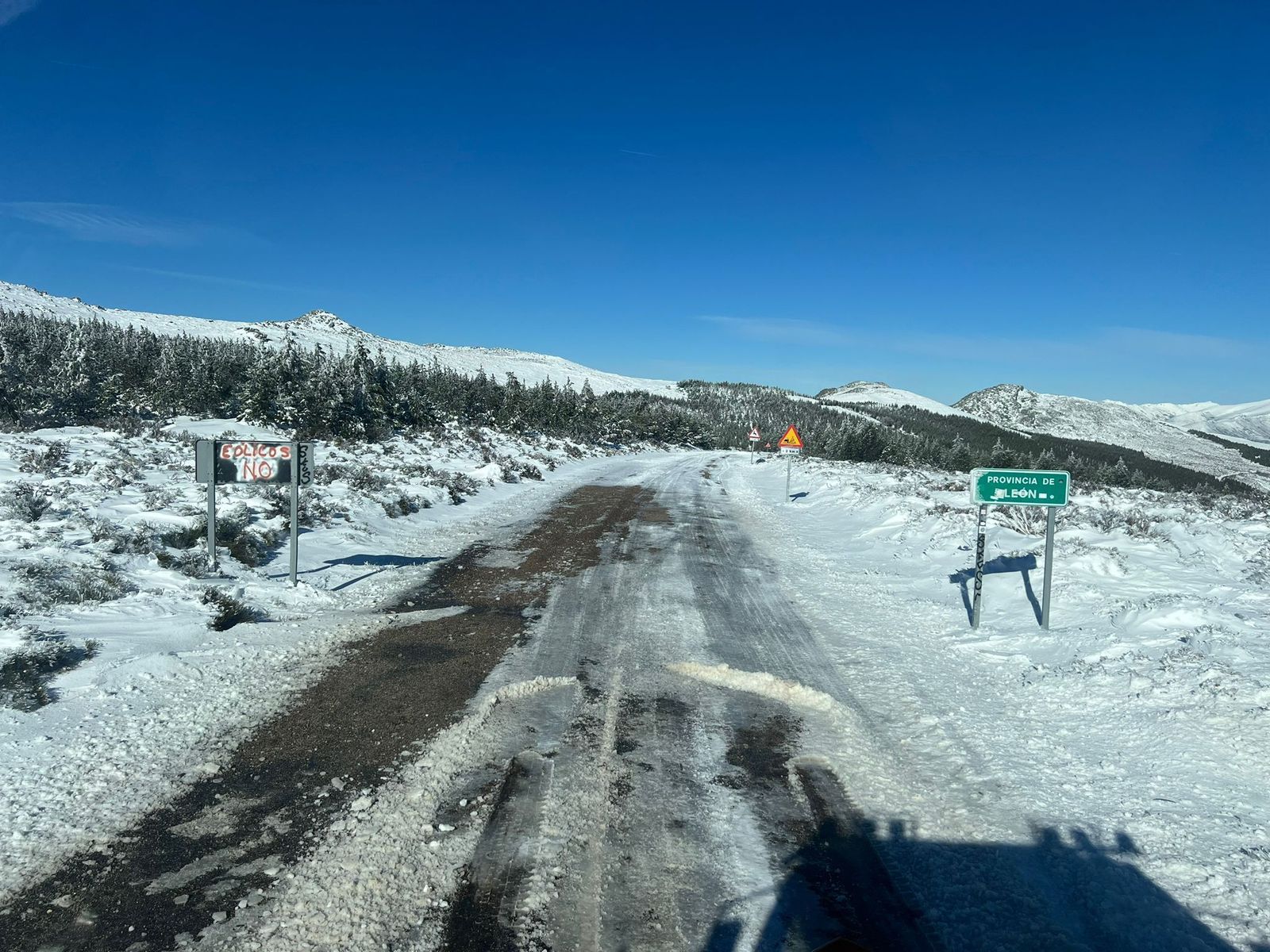 Carretera de acceso al Alto de Vizcodillo despejada de nieve