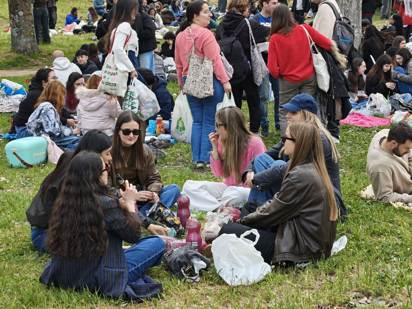 Un multitudinario Lunes de Aguas en Salamanca llena la ribera del Tormes