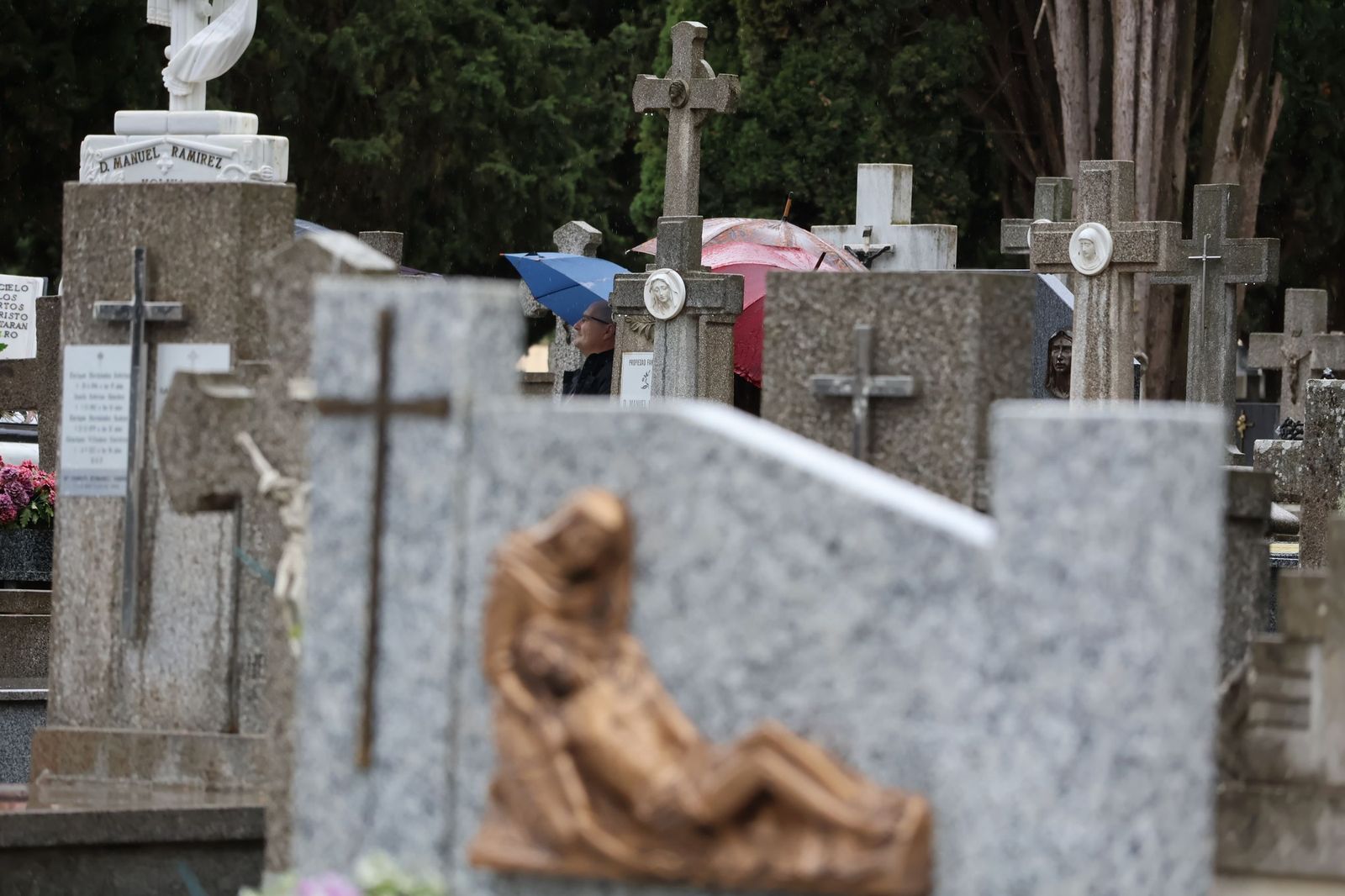 GALERÍA | La lluvia no detiene la tradición: los zamoranos acuden al cementerio para recordar a sus fallecidos