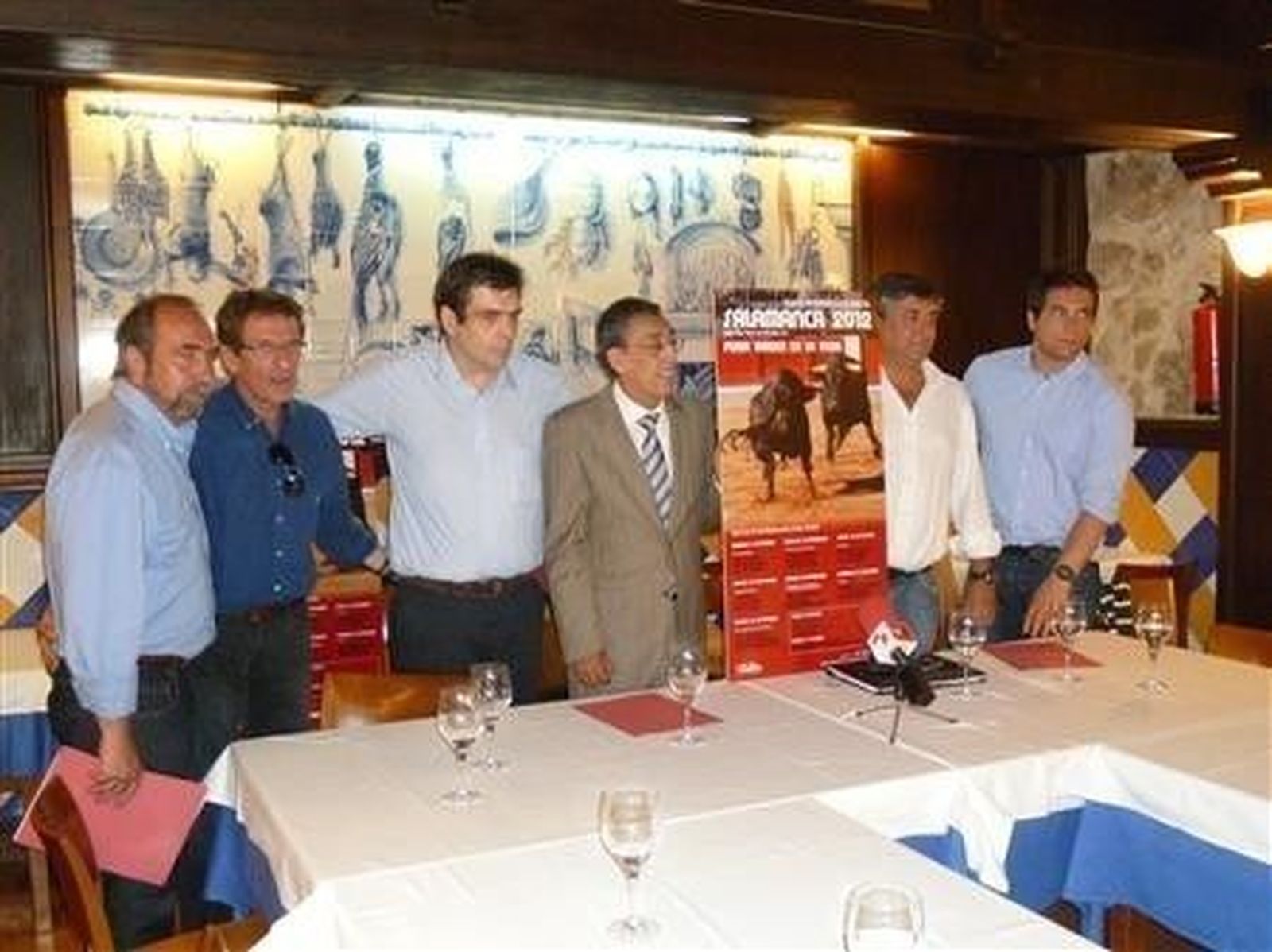 Mena se reúne con el equipo taurino para preparar la Feria 2012