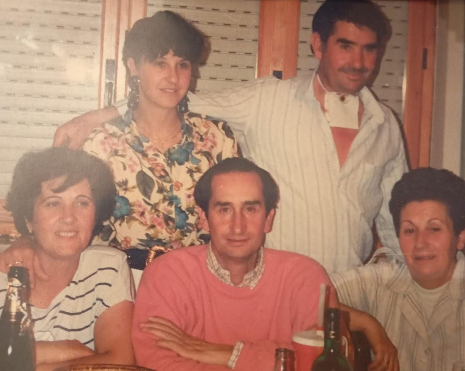 Julio Robles junto a sus hermanos; de pie  Isi y Floro y abajo Maribel, Julio y Candelas