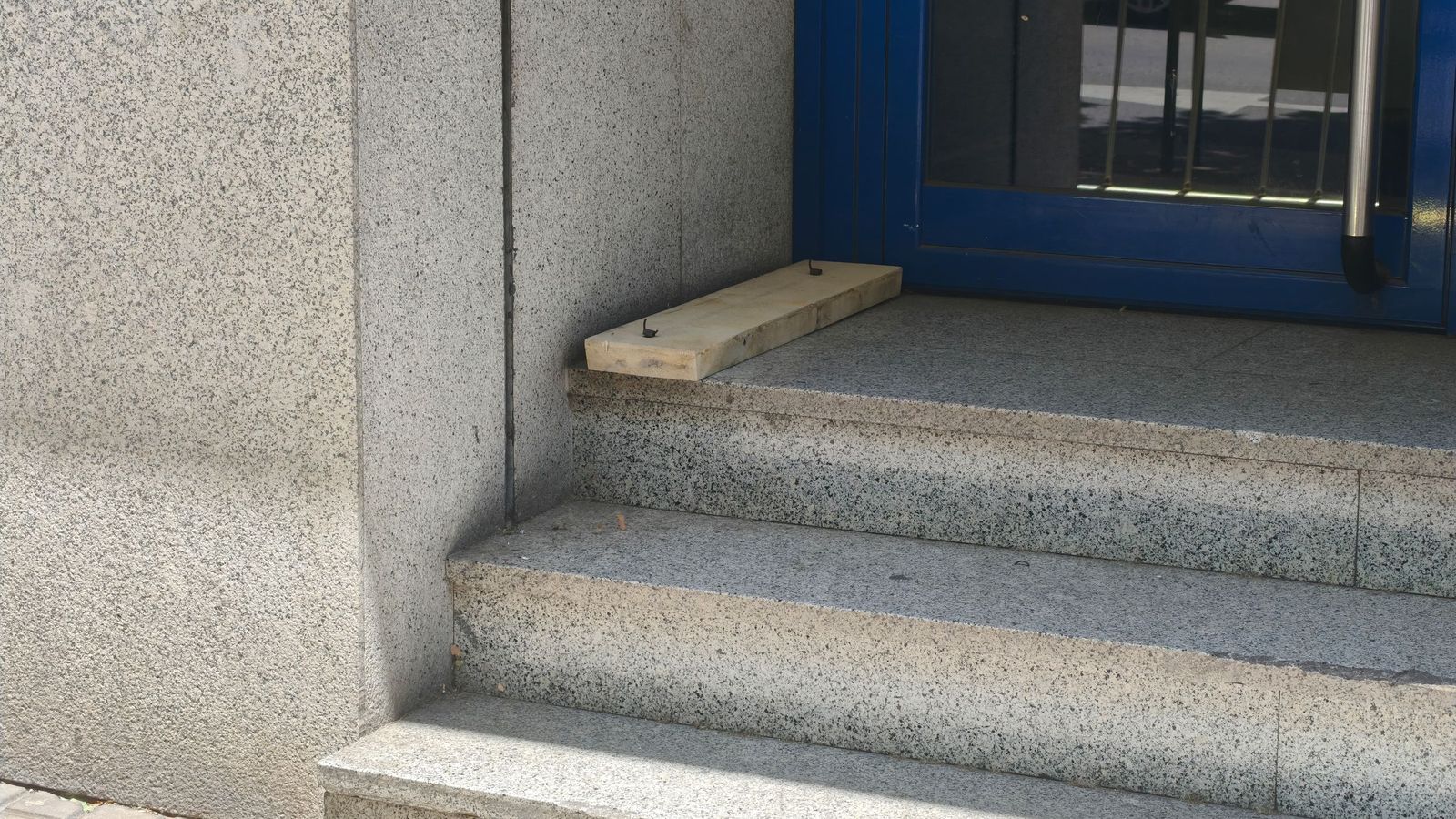 Caída de losas de piedra de Villamayor en la avenida de Mirat