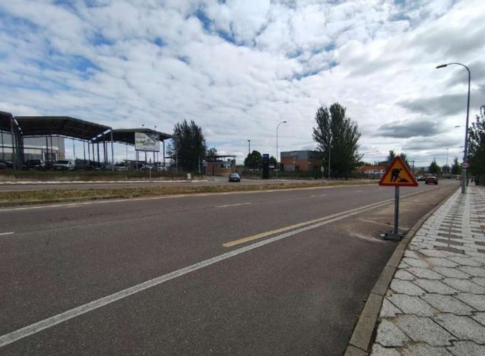 Imagen. Avda. del Cardenal Cisneros. Arcén sobre el cual se proyecta carril bici