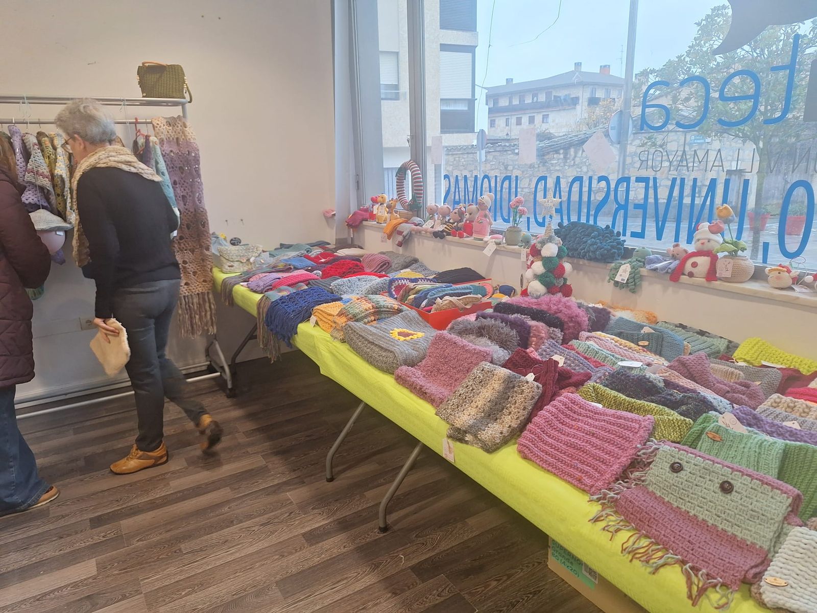 Mercadillo solidario Tejemaneje en Villamayor 2025 (3).jpeg