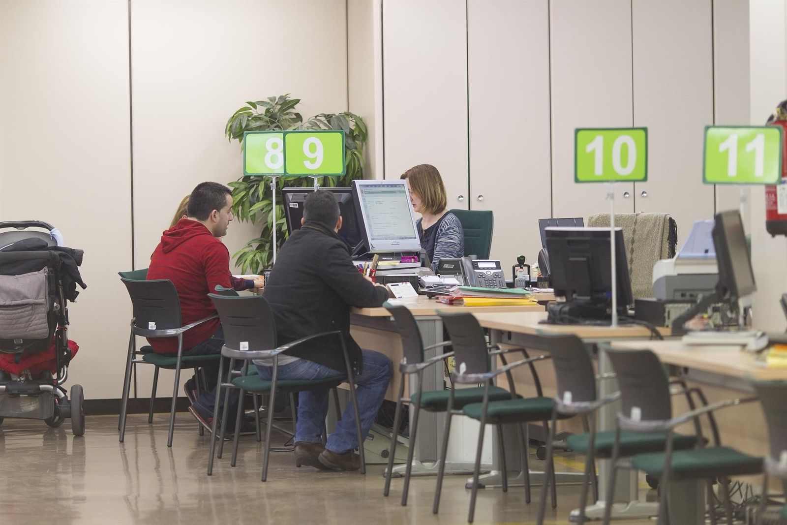 Funcionarios atendiendo a ciudadanos en una oficina de la Seguridad Social   EUROPA PRESS   Archivo. Oficina de empleo. Prestaciones.