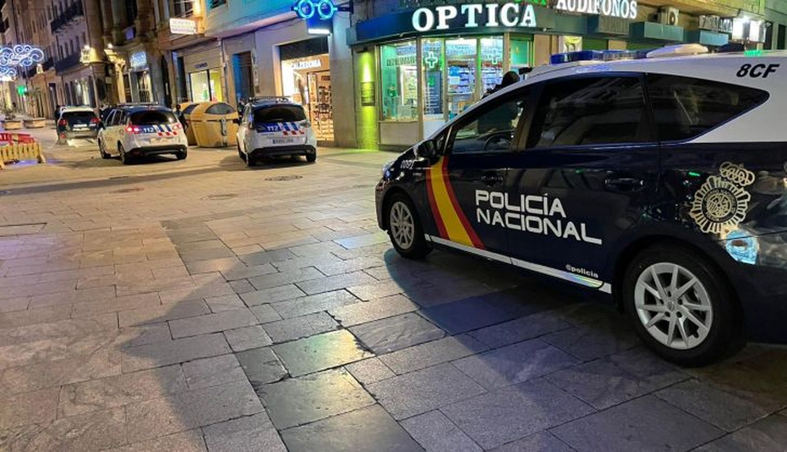 Policía Nacional y Policía Local en la plaza del Liceo