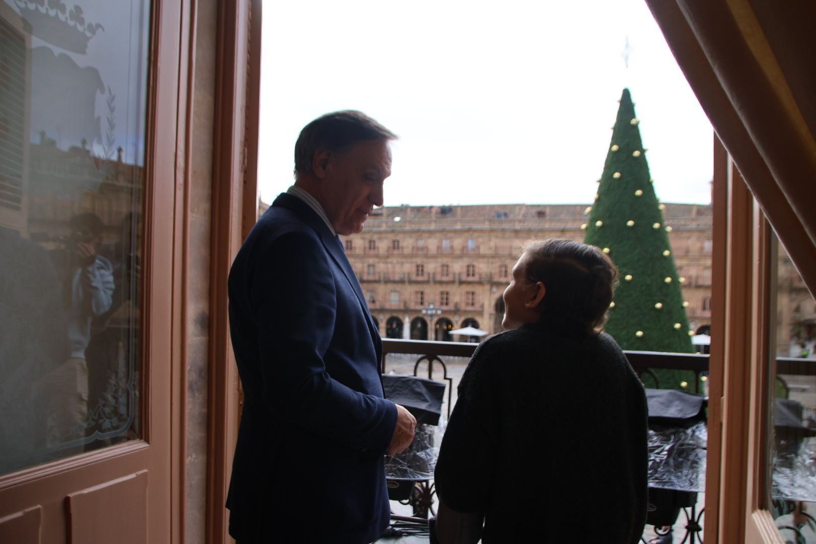 El alcalde de Salamanca, Carlos García Carbayo, recibe a María Caamaño, de La Sonrisa de María