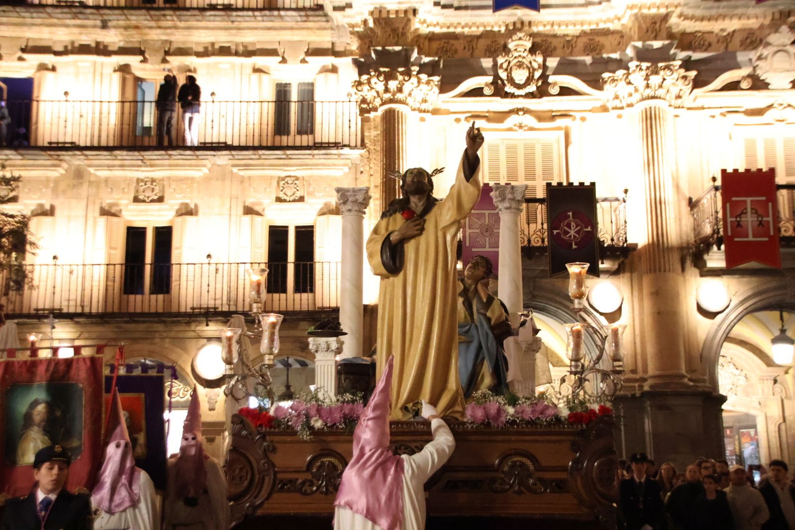 Emotivo desfile por el centenario de Seráfica Hermandad de Nazarenos con gran presencia de niños