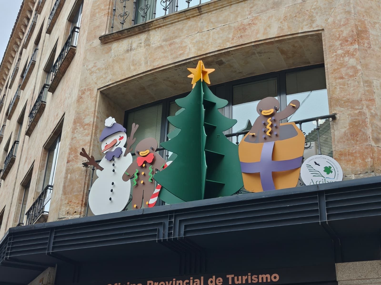El Ayuntamiento de Salamanca potencia el comercio local de la Rúa con decoración en sus balcones