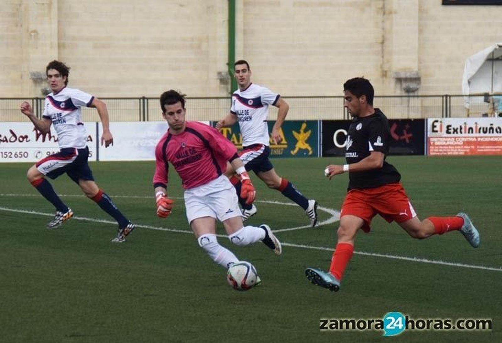 Los jugadores del Zamora se agarran al gol de Nata
