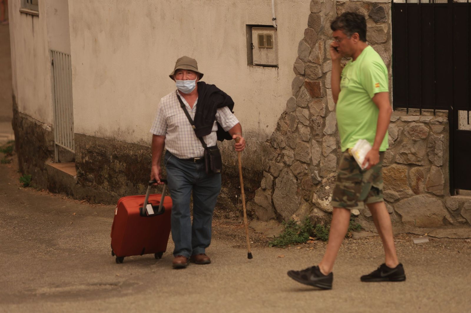 Desalojo de los vecinos de San Ciprián de Sanabria por el incendio en Porto