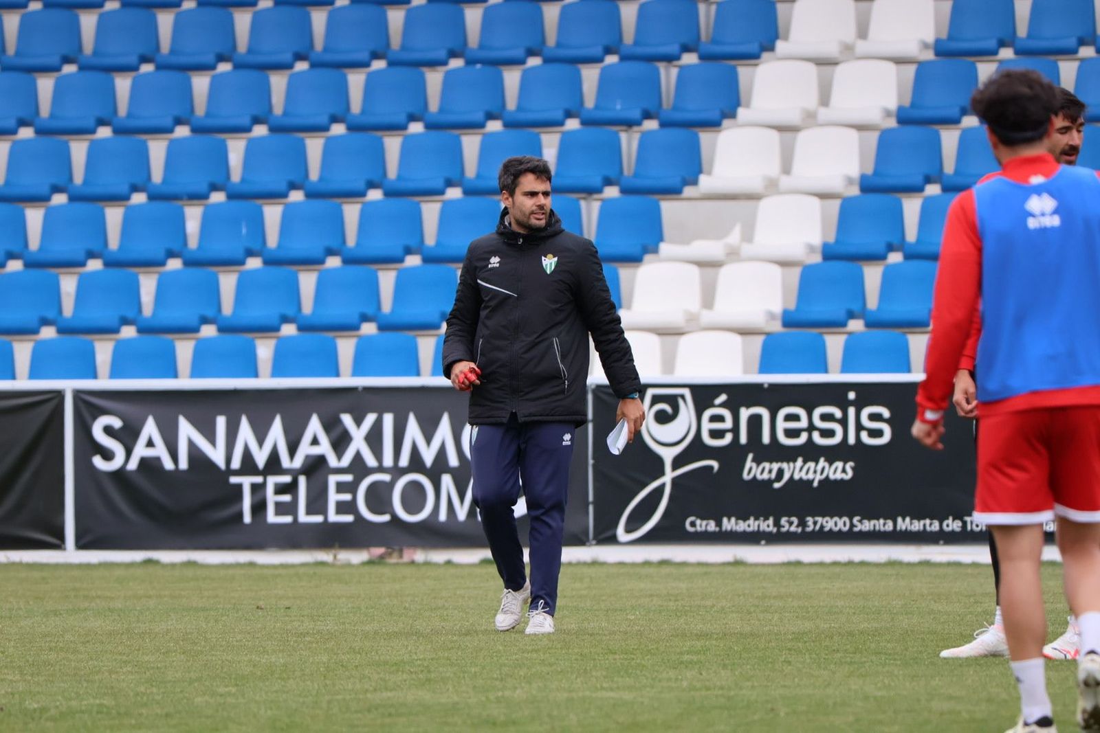 Mario Sánchez dirige un entrenamiento del Guijuelo en el Reina Sofía | FOTO ANDREA MATEOS
