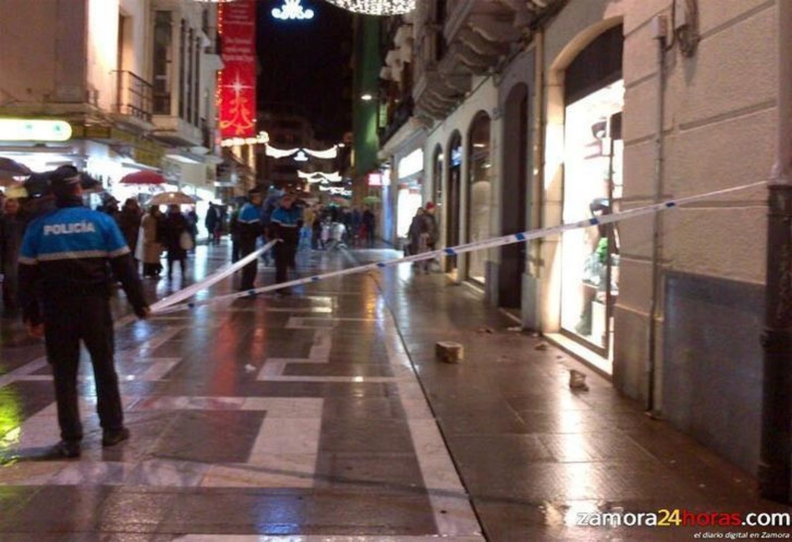 Una mujer, herida al ser alcanzada por parte de un balcón desprendido en la calle Santa Clara Una mujer, herida al ser alcanzada por parte de un balcón desprendido en la calle Santa Clara