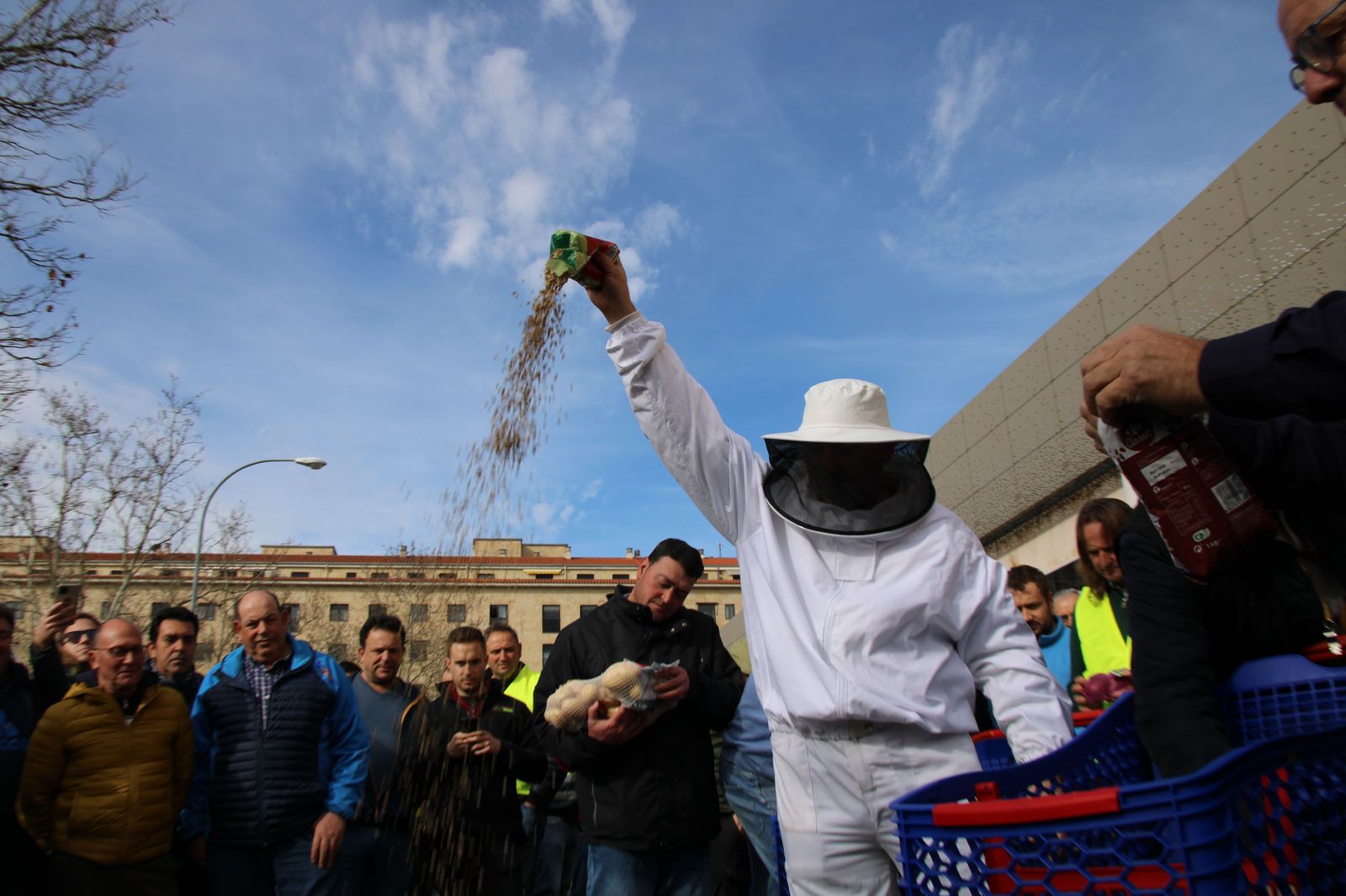 concentracion-profesionales-del-campo-en-el-carrefour-21