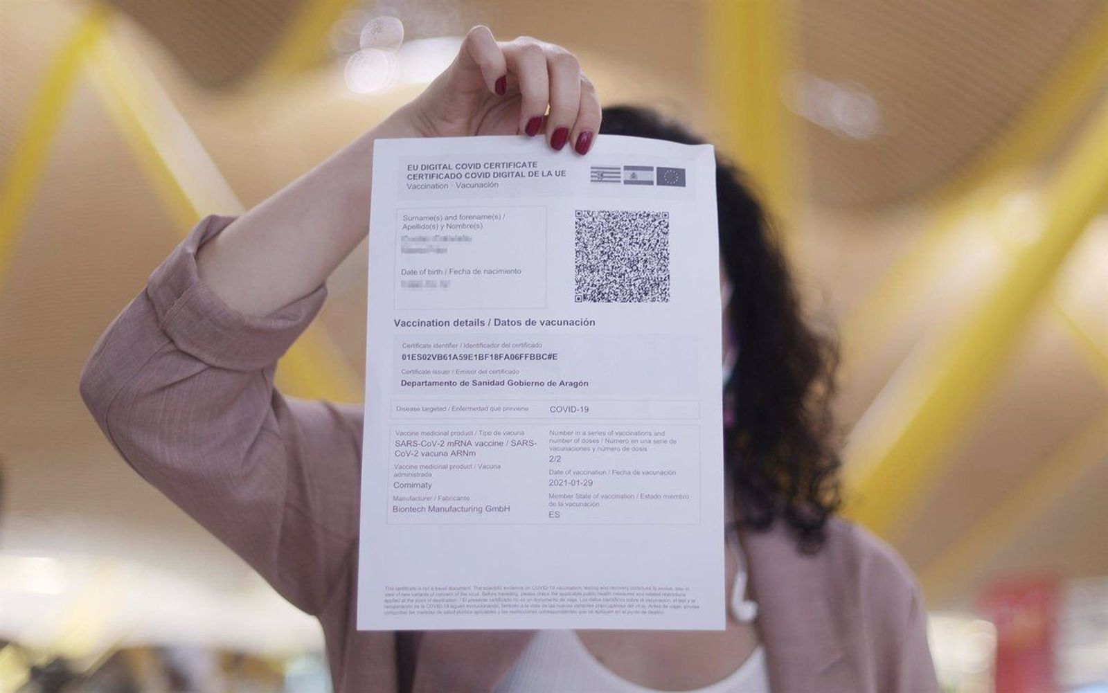 Una mujer muestra el certificado COVID Digital de la Unión Europea. Europa Press