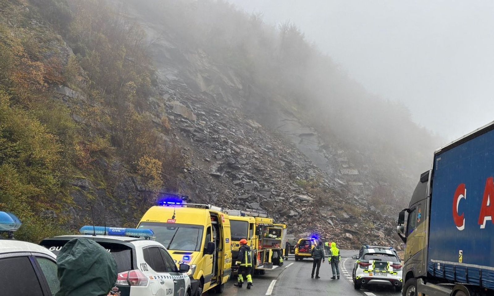 Cortada la AP-66 entre León y Asturias por un desprendimiento de tierra y piedras. Foto Europa Press