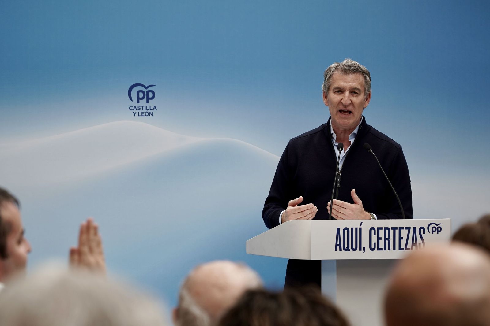 El presidente del Partido Popular, Alberto NÃºÃ±ez FeijÃ³o, interviene en un mitin en Tordesillas